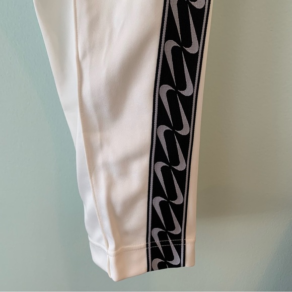 NWT Women’s NIKE Logo Cream Standard Fit Athletic Pants Swoosh Medium M Joggers - Picture 4 of 8